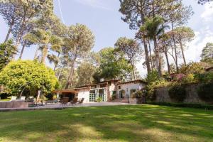 an exterior view of a house with a yard at ¡Increíble casa en Avándaro para 10 personas! in Valle de Bravo