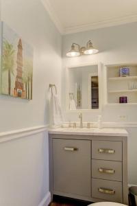ein Bad mit einem Waschbecken und einem Spiegel in der Unterkunft Charming home near Folly & Downtown Charleston in Charleston