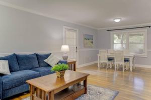 ein Wohnzimmer mit einem blauen Sofa und einem Tisch in der Unterkunft Charming home near Folly & Downtown Charleston in Charleston