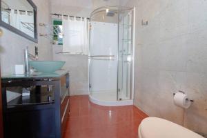 a bathroom with a shower and a toilet and a sink at ¡Increíble casa en Avándaro para 10 personas! in Valle de Bravo