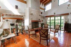 a living room with a table and chairs and a fireplace at ¡Increíble casa en Avándaro para 10 personas! in Valle de Bravo
