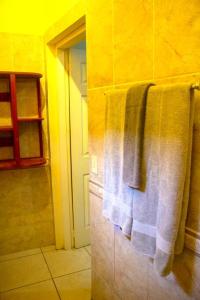 łazienka z ręcznikiem wiszącym na ścianie w obiekcie Casa Colonial en casco Histórico w mieście Comayagua