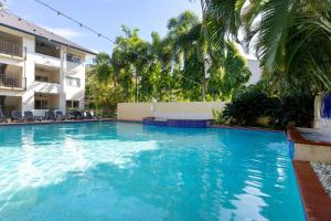 une grande piscine en face d'un bâtiment dans l'établissement 27 Central Plaza, à Port Douglas