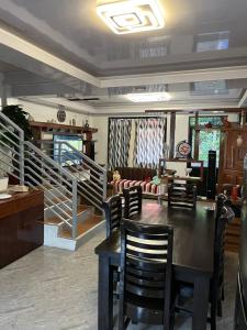 comedor con mesa, sillas y escaleras en Laguindingan Town House, 
