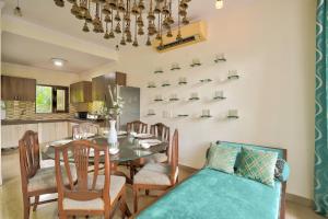 Una cocina y un comedor con mesa y sillas. en Luxury 4BHK Villa with Private Pool Near Candolim, en Marmagao