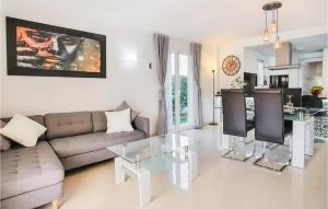 - un salon avec un canapé et une table dans l'établissement Awesome Apartment In Cala Bona With Kitchen, à Cala Bona