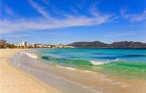 une peinture d'une plage avec l'océan dans l'établissement 2 Bedroom Cozy Apartment In Cala Bona, à Cala Bona