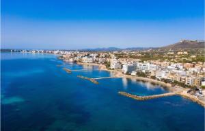 une vue aérienne d'une plage avec des bâtiments et l'océan dans l'établissement 2 Bedroom Cozy Apartment In Cala Bona, à Cala Bona