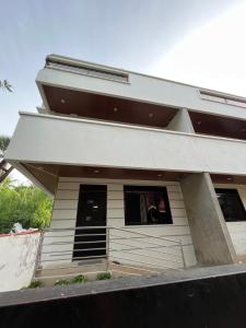 una casa bianca con una finestra sul lato di Laguindingan Town House a Laguindingan