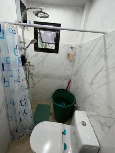 Kylpyhuone majoituspaikassa Laguindingan Town House