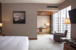 Uma TV ou centro de entretenimento em AC Hotel by Marriott Panama City