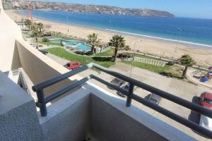 a balcony with a view of a beach and the ocean at Apartamento La Herradura, primera línea. in Coquimbo
