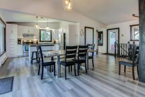 - une cuisine et une salle à manger avec une table et des chaises dans l'établissement Magnifique chalet au bord du Lac-Saint-Jean, à Roberval