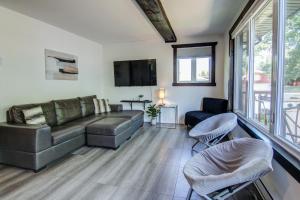 Posezení v ubytování Magnifique chalet au bord du Lac-Saint-Jean + 24 fotografií