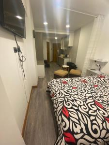 ein Hotelzimmer mit einem Bett und einem TV in der Unterkunft Aribibi Monoambiente in La Paz