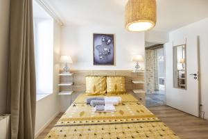 1 dormitorio con 2 camas y ventana grande en L'Emeraude - 1 à 4P - Wifi Fibre - Parking Gratuit, en Pont-d'Ain