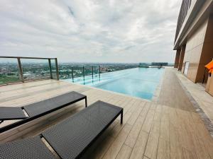 a swimming pool on the roof of a building at Near central westgate at bangyai 80 in Ban Bang Krabu