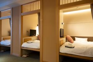 Postel nebo postele na pokoji v ubytování Hatagoya Jozankei Shoten-Adult Only