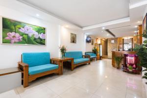 una sala de espera en un hospital con sillas azules en Janus Hotel 168 en Ho Chi Minh