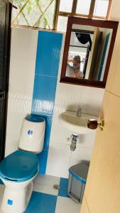 La salle de bains est pourvue de toilettes, d'un lavabo et d'un miroir. dans l'établissement HOTEL EL RUBY, à San Martín
