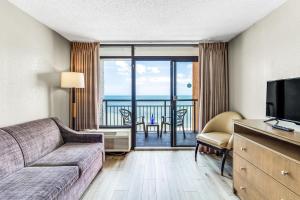 Χώρος καθιστικού στο Wonderful Oceanfront 1Br Suite at Landmark Resort! 1235