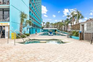 Πισίνα στο ή κοντά στο Wonderful Oceanfront 1Br Suite at Landmark Resort! 1235