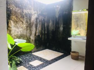 baño con ducha con pared negra en Casa Kalica, en Camacorinto