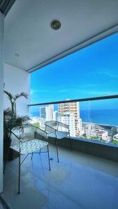 Habitación con ventana grande con vistas al océano. en Cartagena Seaview Elegance, en Cartagena de Indias