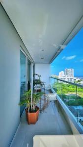 balcón con plantas y vistas a la ciudad en Cartagena Seaview Elegance, en Cartagena de Indias