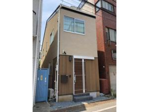 apartamentowiec z drzwiami otwartymi na ulicy w obiekcie Wakamiya detached house - Vacation STAY 35575v w Tokio