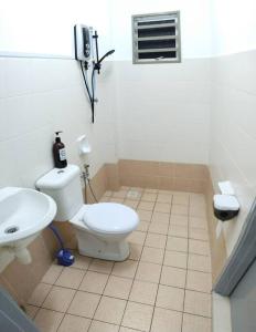 uma casa de banho com um WC e um lavatório em 1181 GCH S2 # U Homestay em Seremban