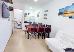 a kitchen and dining room with a table and chairs at Linda casa a 150m da praia e prox ao Beto Carrero in Penha