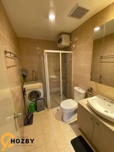 La salle de bains est pourvue d'une douche, de toilettes et d'un lavabo. dans l'établissement Thamrin City Serviced Apartment Full Facilities B2CT1, à Jakarta