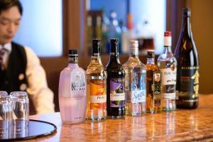 un grupo de botellas de alcohol sentadas en una mesa en Hotel Asyl Nara, en Nara