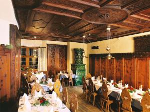 A restaurant or other place to eat at Hotel Goldener Engl