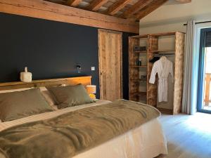 1 dormitorio con 1 cama grande y pared azul en Chalet Morzine, 6 pièces, 14 personnes - FR-1-754-72, en Morzine