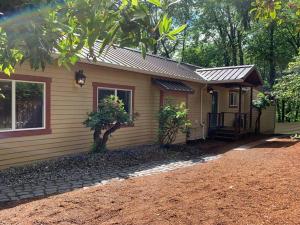 una pequeña casa con porche y entrada en Serene Oasis Getaway with Sauna and a swim spa. en Portland