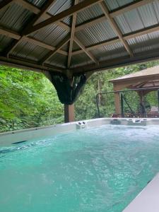 una gran piscina de agua con cenador en Serene Oasis Getaway with Sauna and a swim spa. en Portland