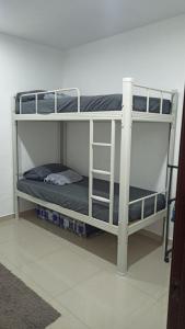 - deux lits superposés dans une chambre dans l'établissement TokBi Homestay Gerik, à Gerik