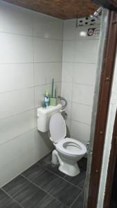- une salle de bains avec des toilettes blanches dans une cabine dans l'établissement TokBi Homestay Gerik, à Gerik