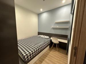 Säng eller sängar i ett rum på Căn hộ 2pn đầy đủ tiện nghi-Vinhomes Grand Park Quận 9