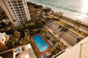 einen Blick über eine Stadt mit Pool und Meer in der Unterkunft Impressive Waterfront at Chateau Beachside Resort in Gold Coast