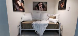 Waterview luxury hideaway, 2 min walk to all, pool客房内的一张或多张床位