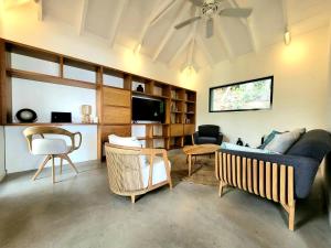 a living room with a couch and a tv at Villa Coco Rock in Saint Barthelemy
