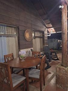 una mesa de madera y sillas en una habitación con mesa y sillas en Preciosa cabaña en Fraijanes, en Fraijanes