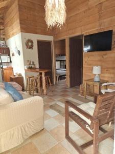 a living room with a couch and a table at Preciosa cabaña en Fraijanes in Fraijanes