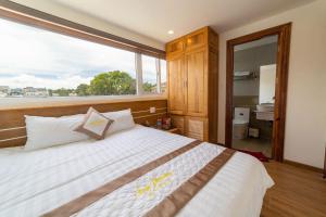 Postel nebo postele na pokoji v ubytování Ánh Phương Hotel Đà Lạt