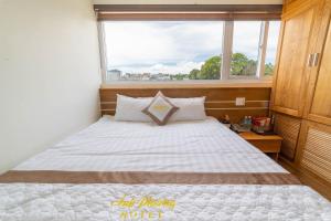 Postel nebo postele na pokoji v ubytování Ánh Phương Hotel Đà Lạt