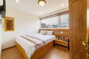 Postel nebo postele na pokoji v ubytování Ánh Phương Hotel Đà Lạt