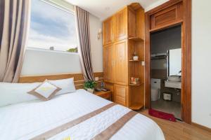 Postel nebo postele na pokoji v ubytování Ánh Phương Hotel Đà Lạt